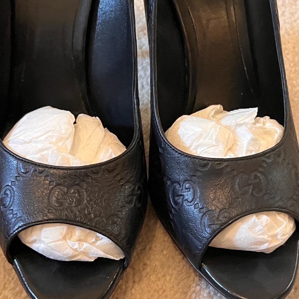 Woman’s Gucci stiletto worn a few times in great condition size 39.5 no box